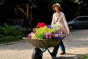 Melanie mit Blumenernte in Schiebkarre