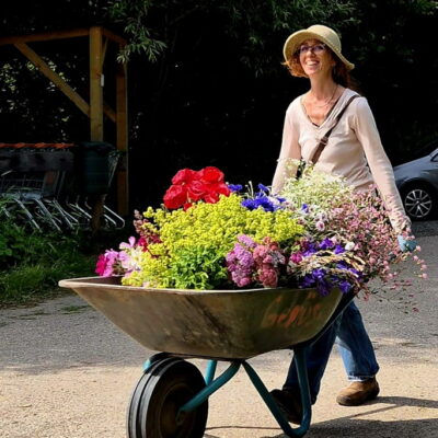 Melanie mit Blumenernte in Schiebkarre