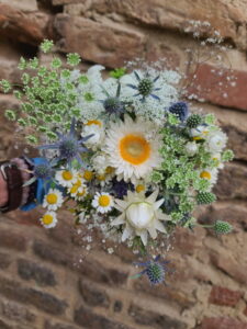 Sommerblumenstrauß in Weiß
