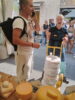Carmen verkauft Käse auf der Cheese