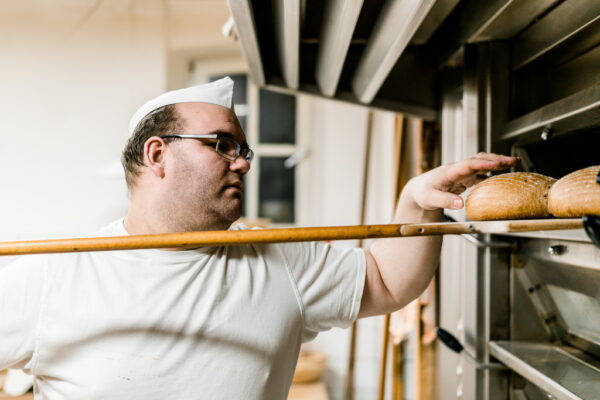 Brot wird aus dem Ofen geholt