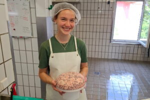 Johanna mit ihrem Konfetti-Käse