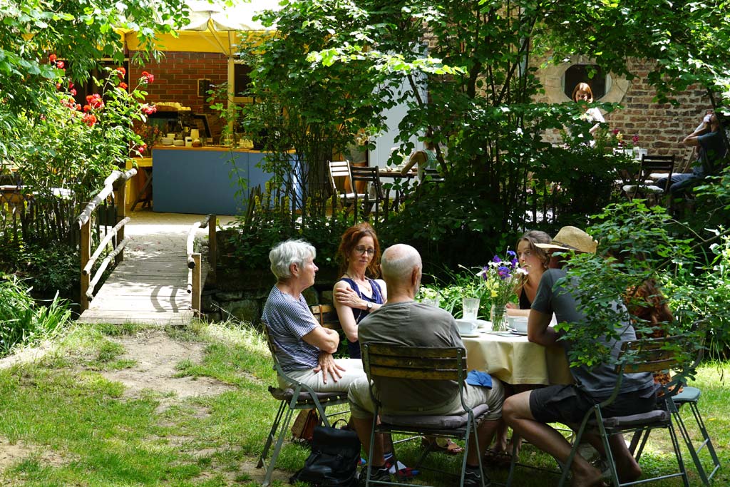 Sitzplätze im Garten des Bollheimer Terrassencafés
